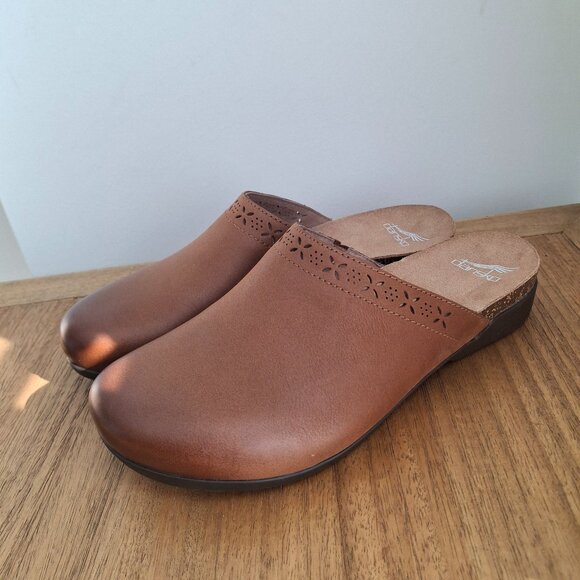Dansko Shoes - Dansko | Robbie Burnished Nubuck Leather Mules (Tan) | Women's EU 39